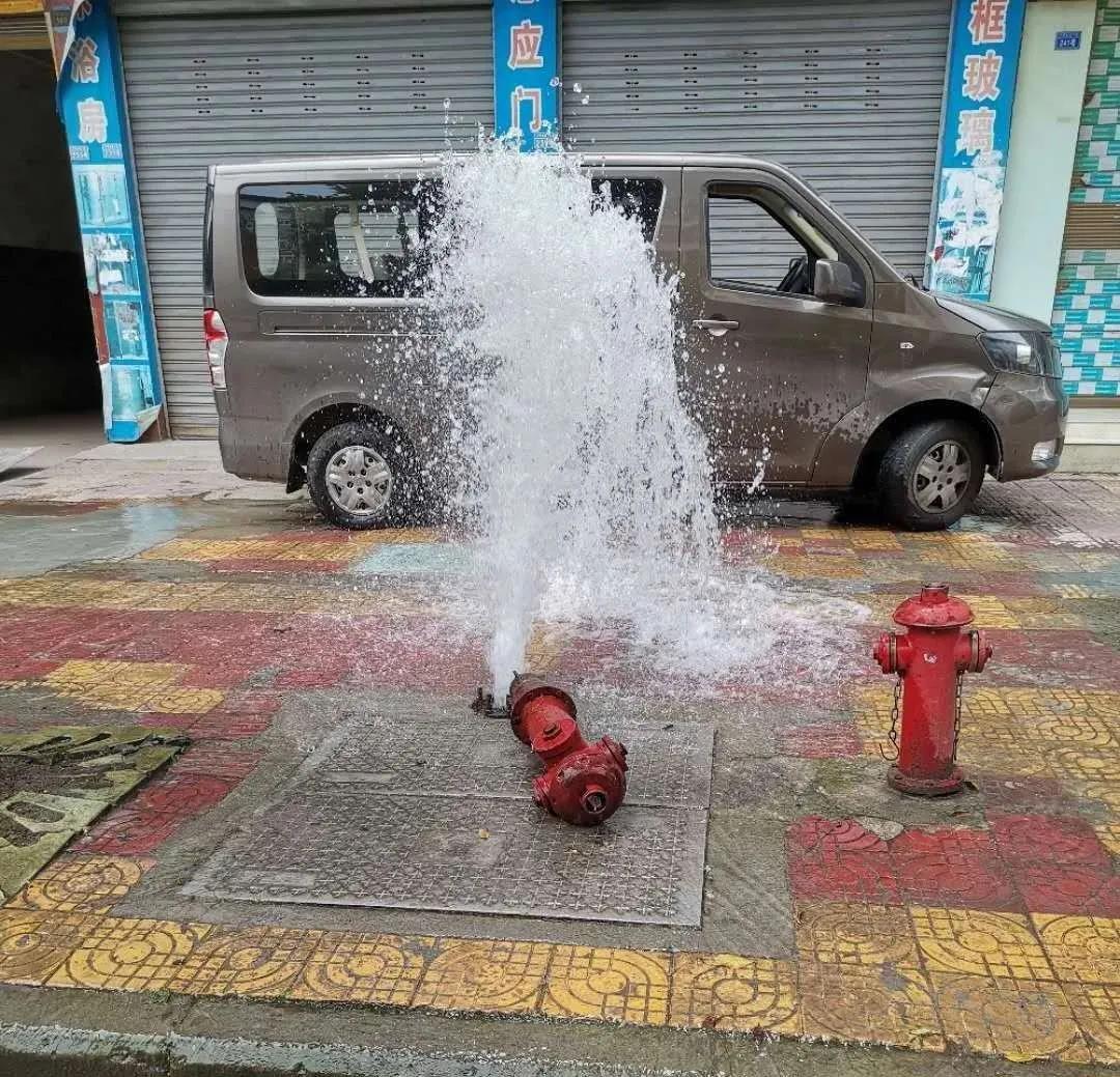 正能量！一消防栓被车撞断，供水抢修人员奋力入水排险1
