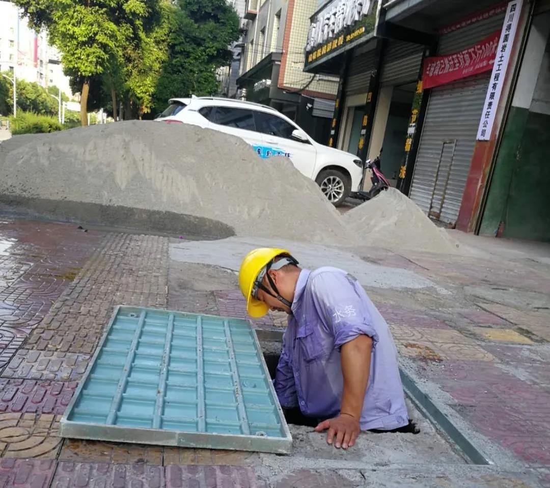 正能量！一消防栓被车撞断，供水抢修人员奋力入水排险2