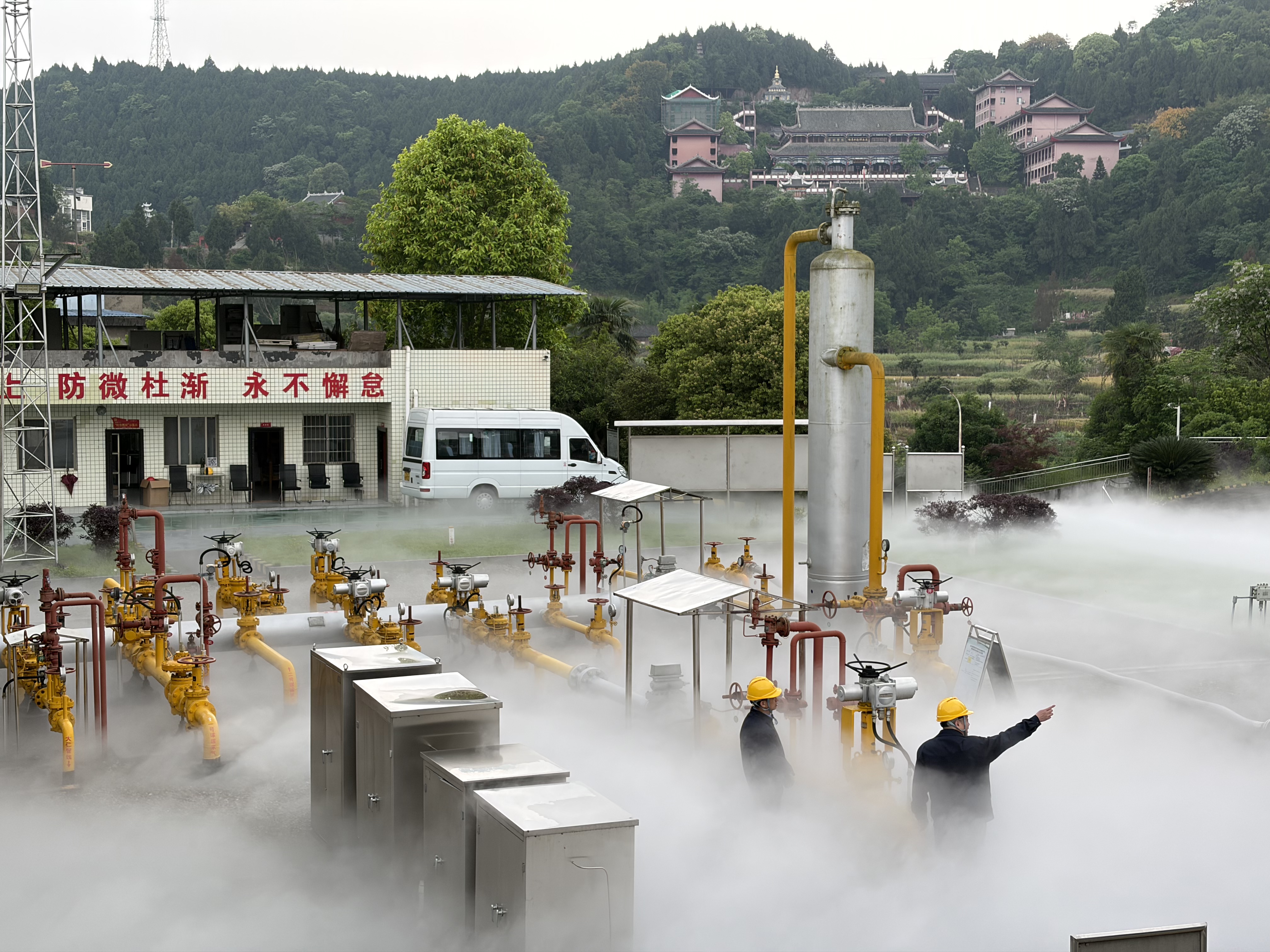 3.太阳成集团tyc234cc燃气工作人员在储配气站进行气化和压力配送（西充太阳成集团tyc234cc燃气供图）